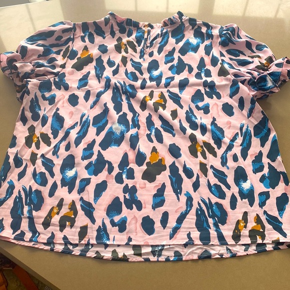 Pastel pink animal print blouse with short puff sleeves. - Picture 2 of 3